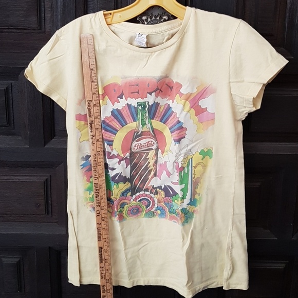 yellow vintage Pepsi t- peter max style❤HOST PICK❤ - Picture 4 of 6